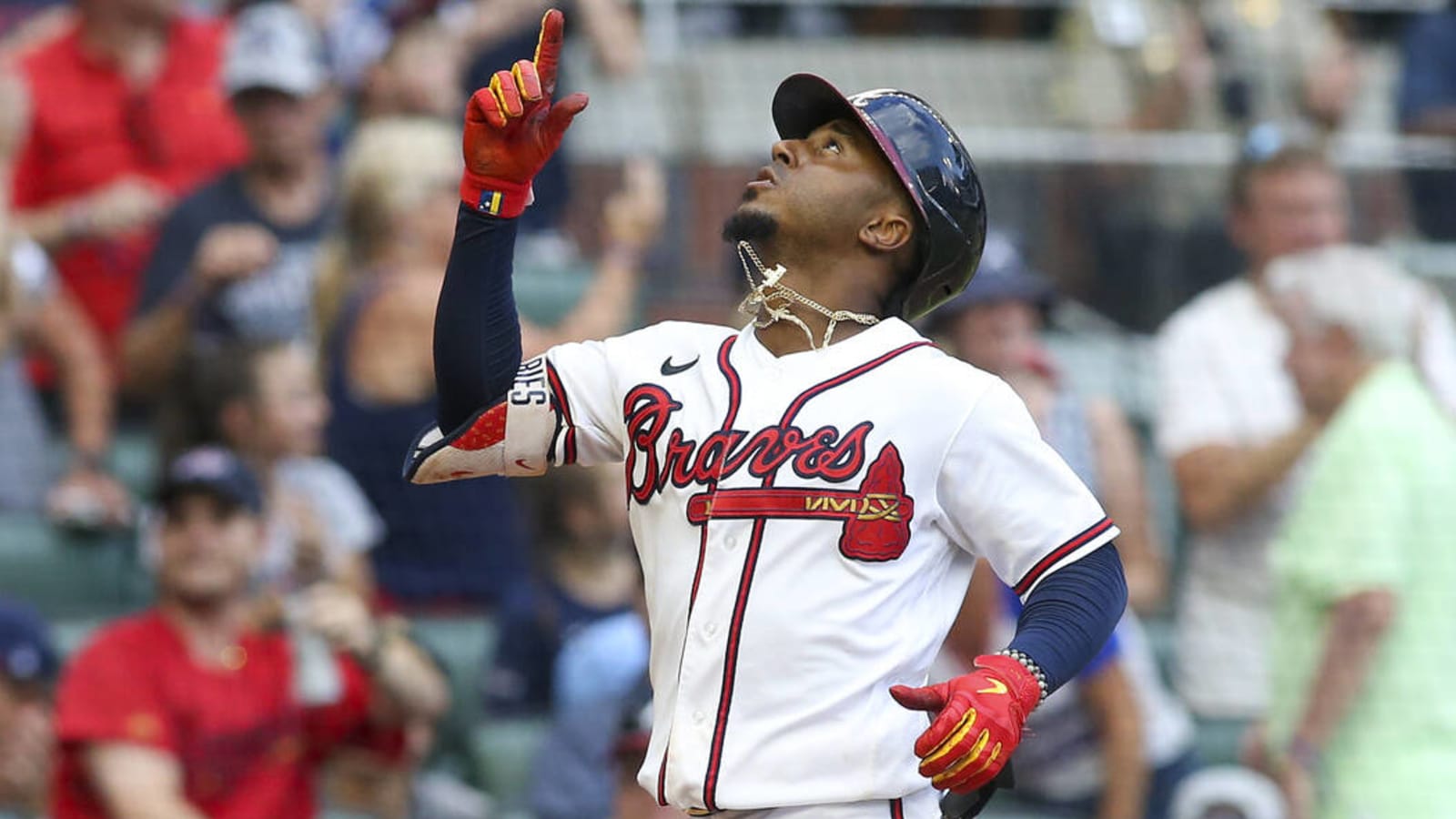 Braves' Ozzie Albies suffers fractured left foot