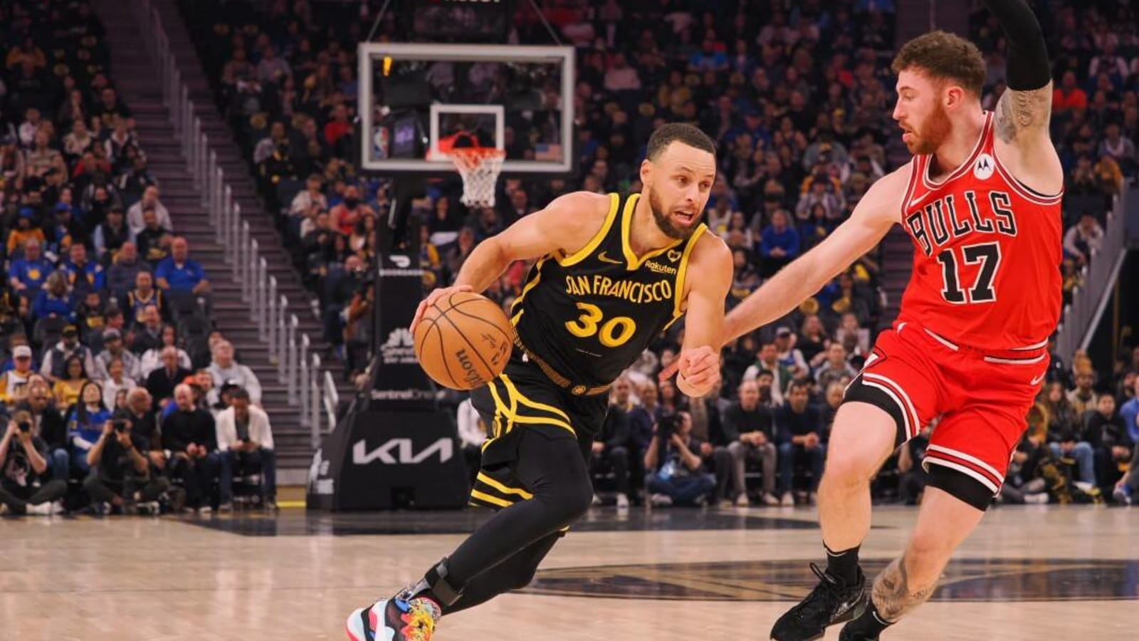 Steph Curry Suffers Injury vs. Chicago Bulls