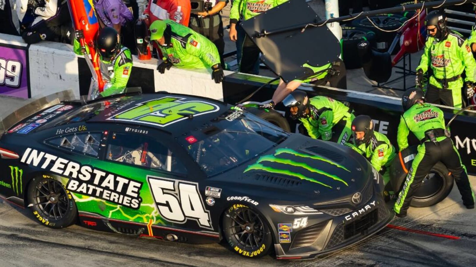 Ty Gibbs’ tire changer gets hit by car during Enjoy Illinois 300