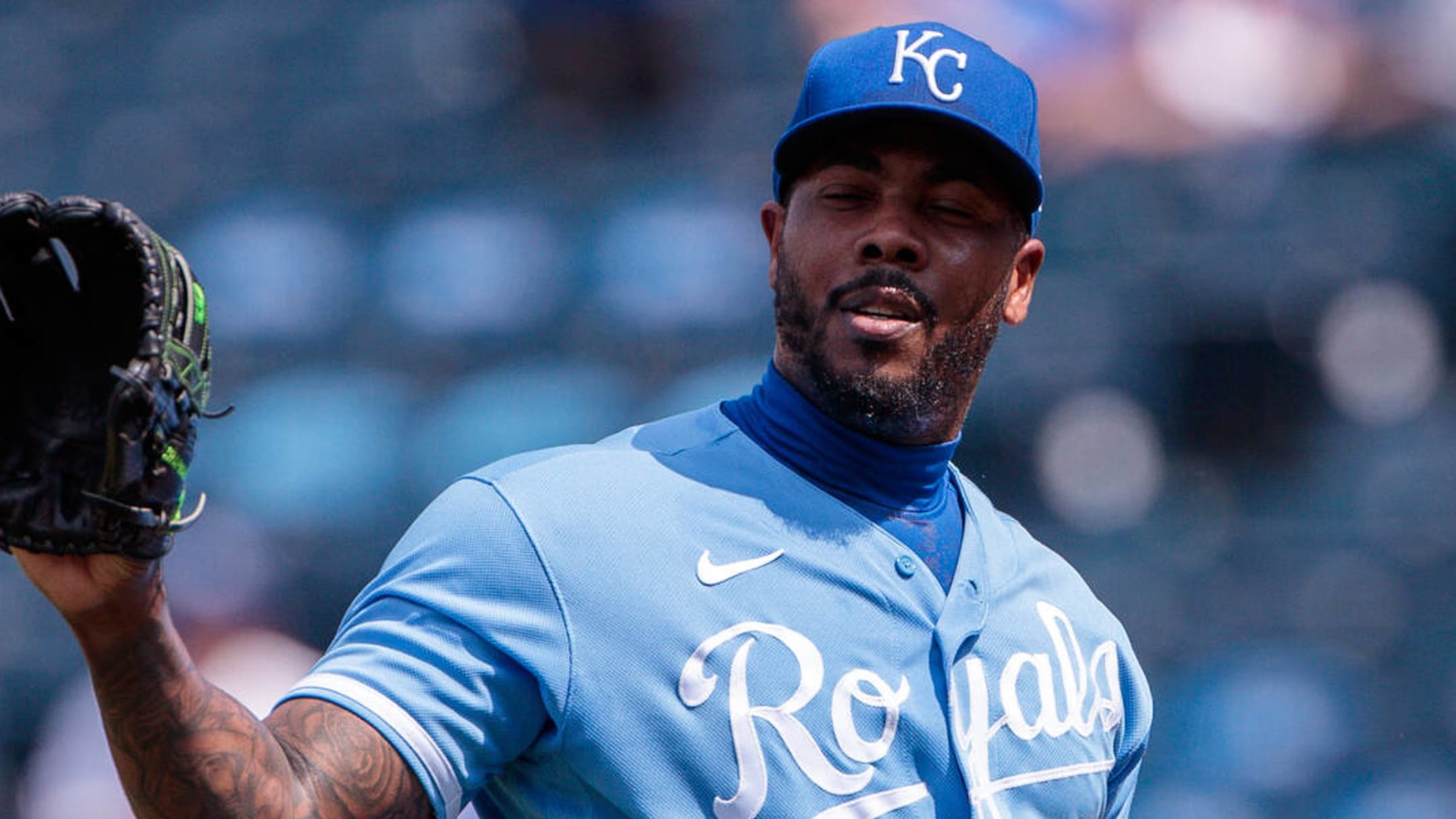 Royals trade reliever Chapman to Rangers for two prospects