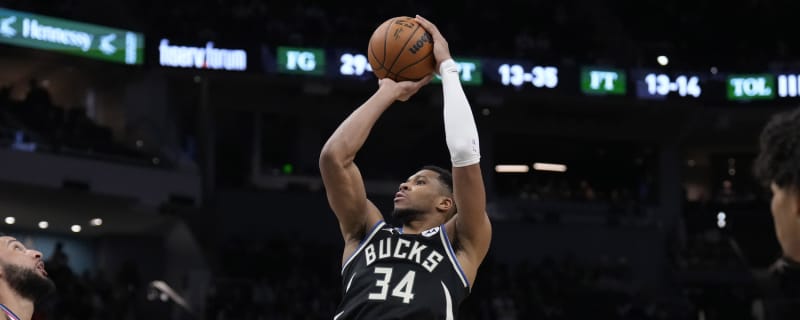 Giannis Antetokounmpo makes most of limited minutes in comeback win