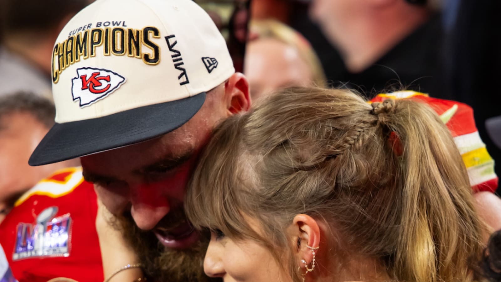 Travis Kelce steps onto golf course, and the event delivers a perfect Taylor Swift nod that Swifties will instantly recognize