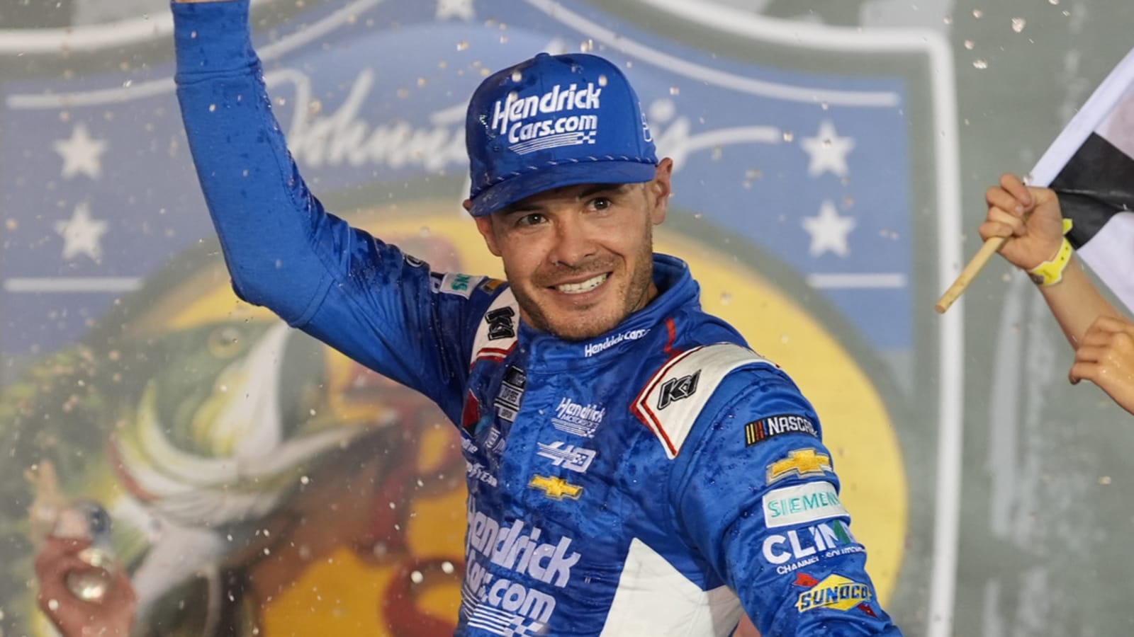 Kyle Larson dominates Bristol night race