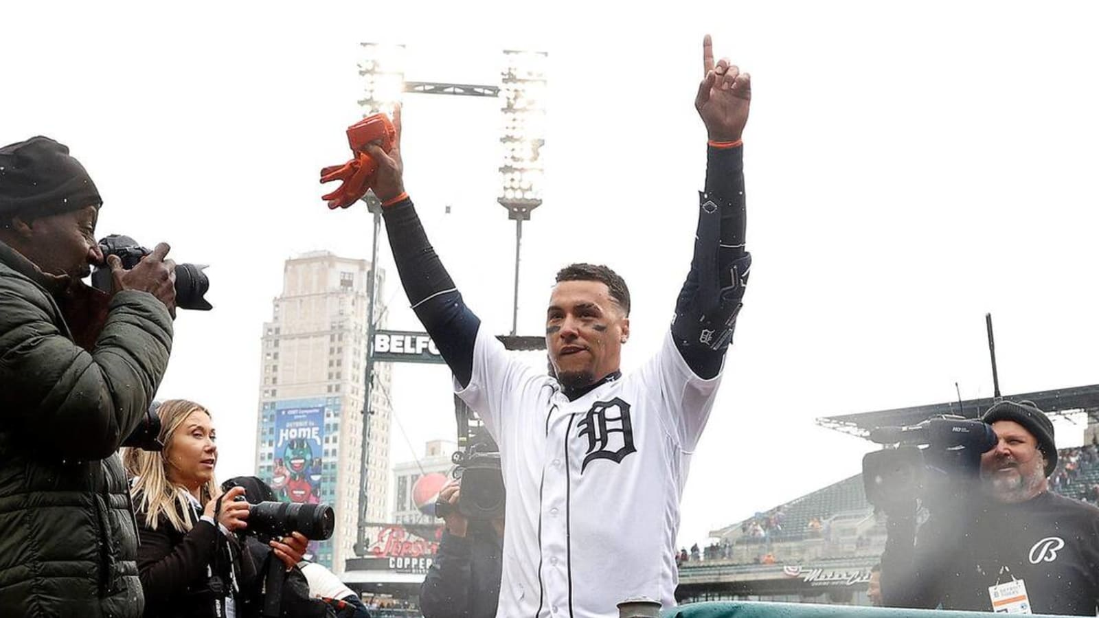 Tigers beat White Sox on controversial walk-off play