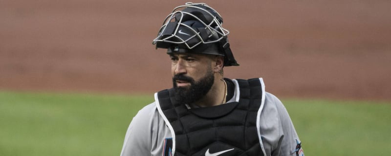 Royals release former World Series-winning catcher