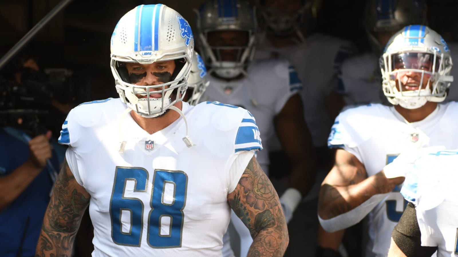 Lions sign left tackle Taylor Decker to a three-year extension