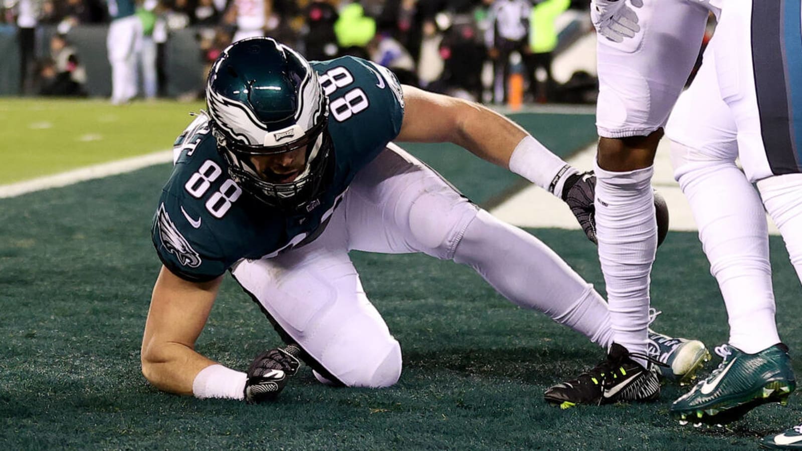 Dallas Goedert opens Eagles' playoff run with one-handed TD grab