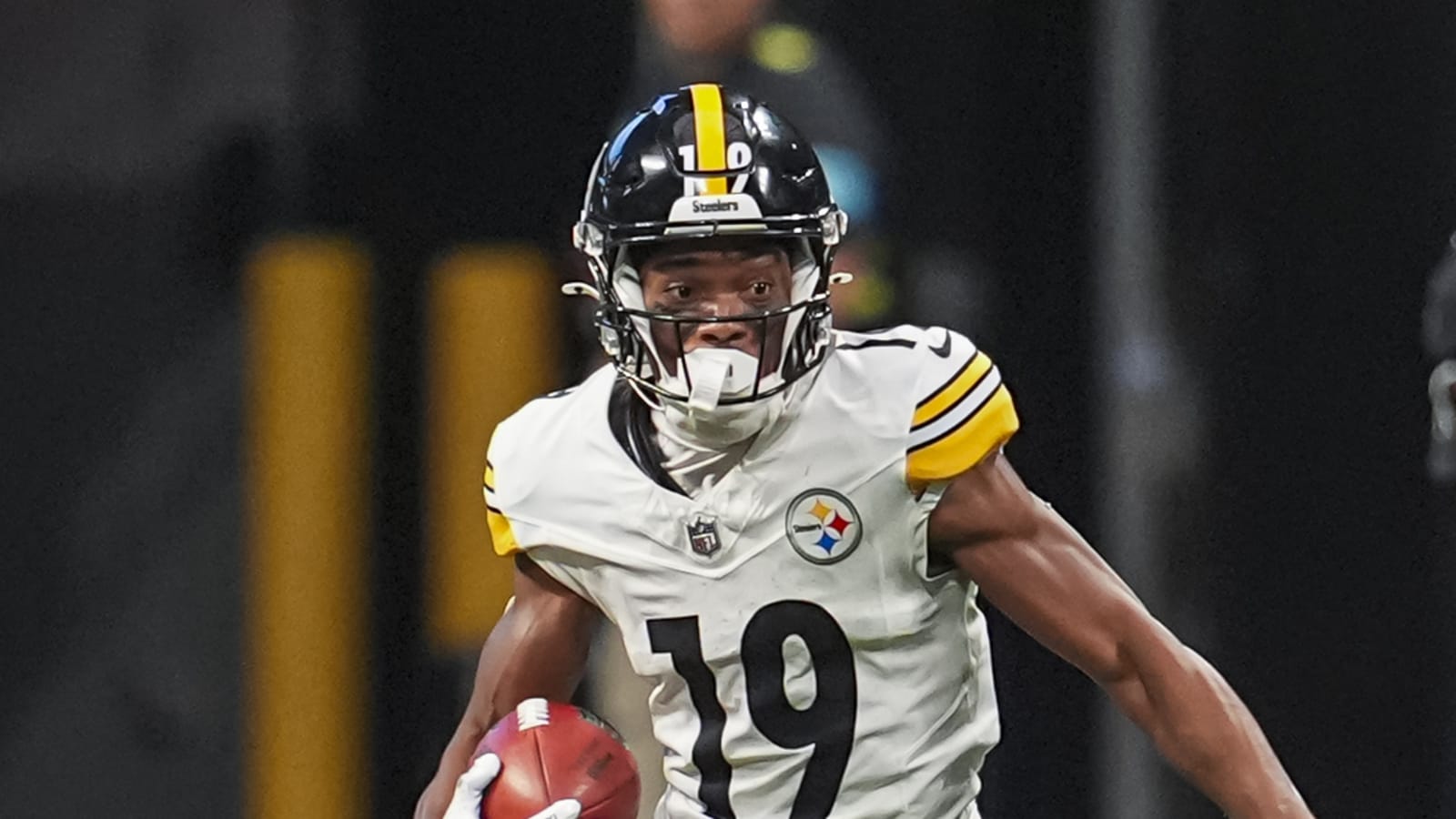 Steelers WR Calvin Austin III Leaves Game with Injury