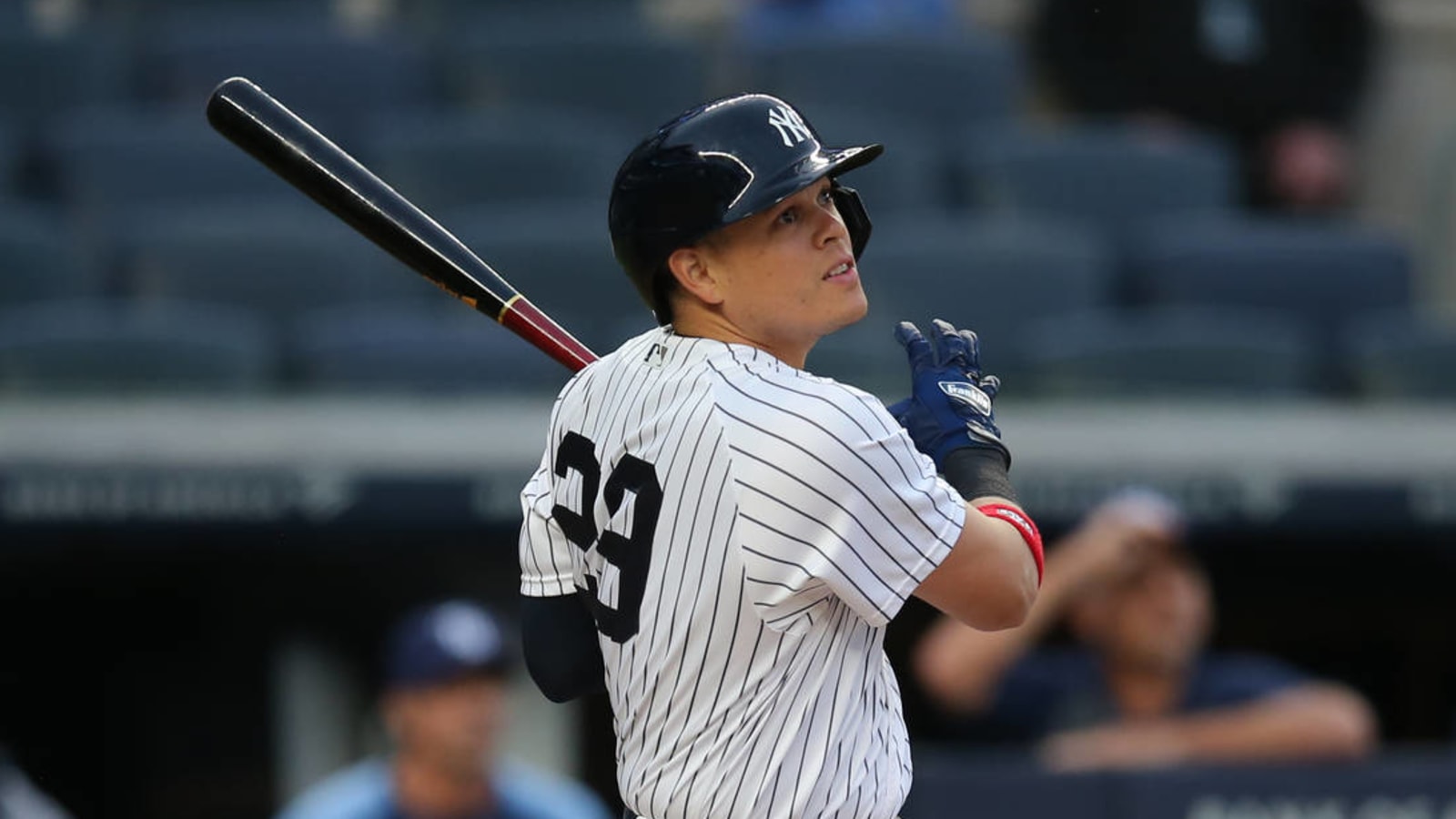 Gio Urshela gets splinters from broken bat in eye