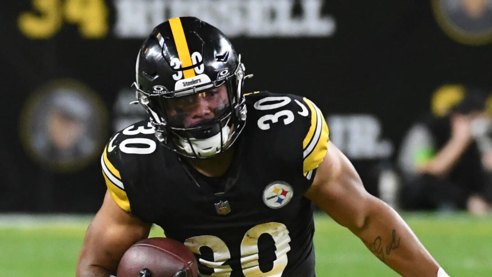NFL world reacts to controversial fine against Steelers running back