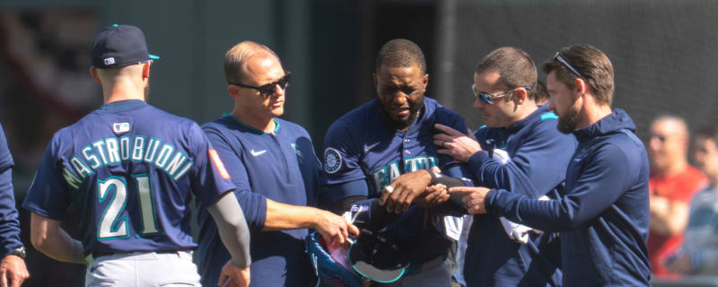 Watch: Victor Robles hurts himself making catch into netting