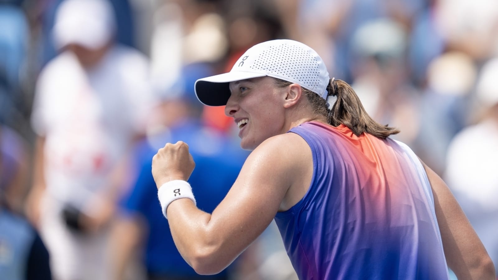 Iga Swiatek slithers out of defeat, advances to semis at Cincinnati Open