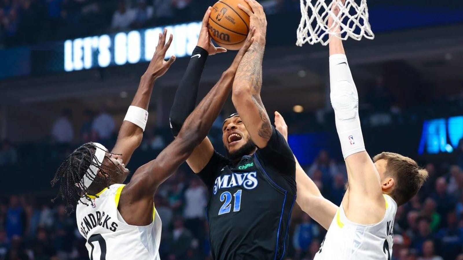 In tight playoff chase, Mavs face spiraling Jazz