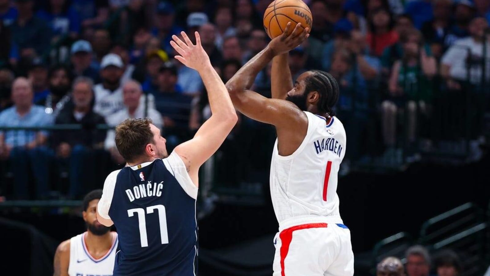 Clippers give up 31-point lead, but knot series with Mavs