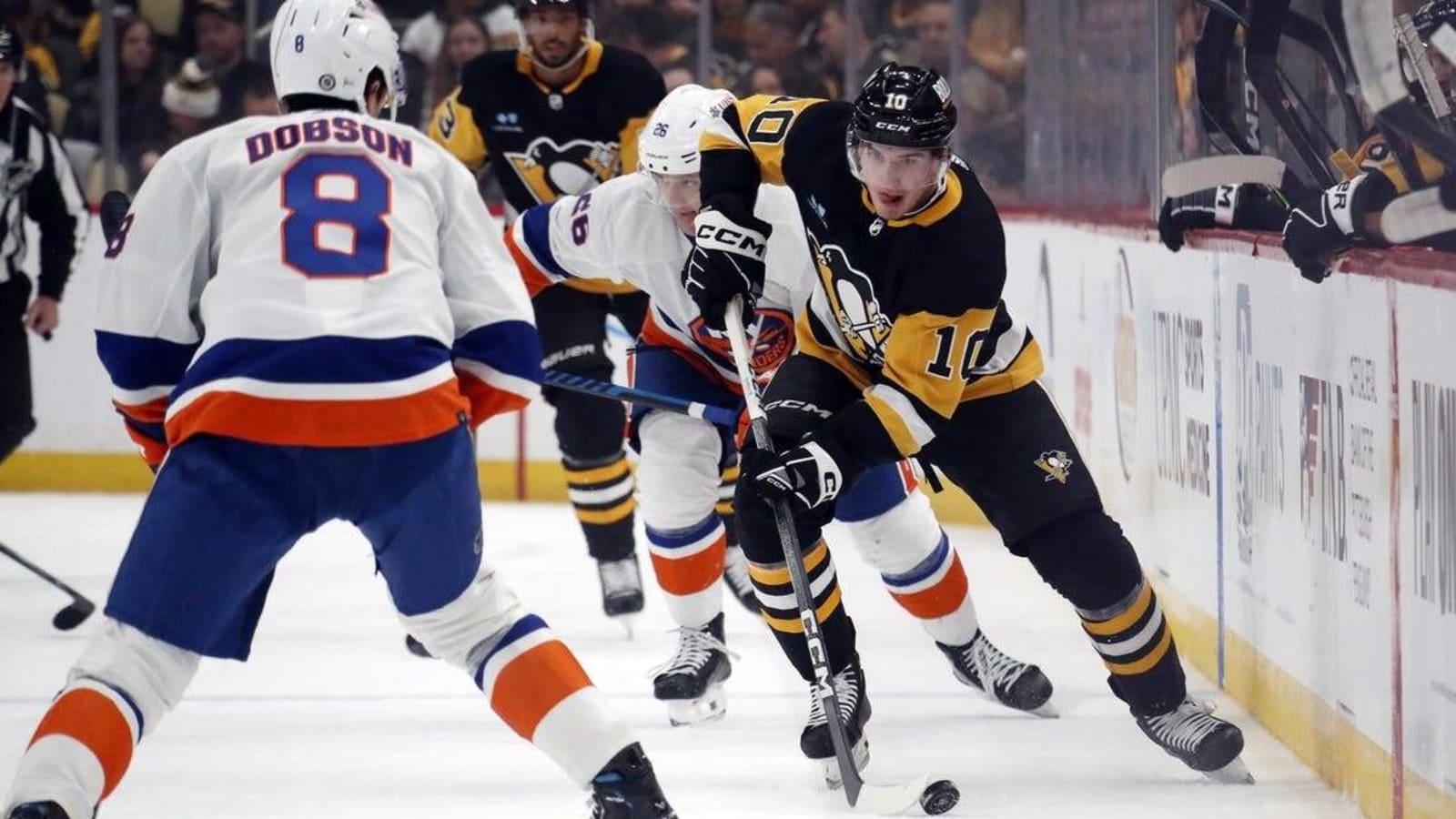 Adam Pelech nets game-winner in OT as Isles clip Penguins