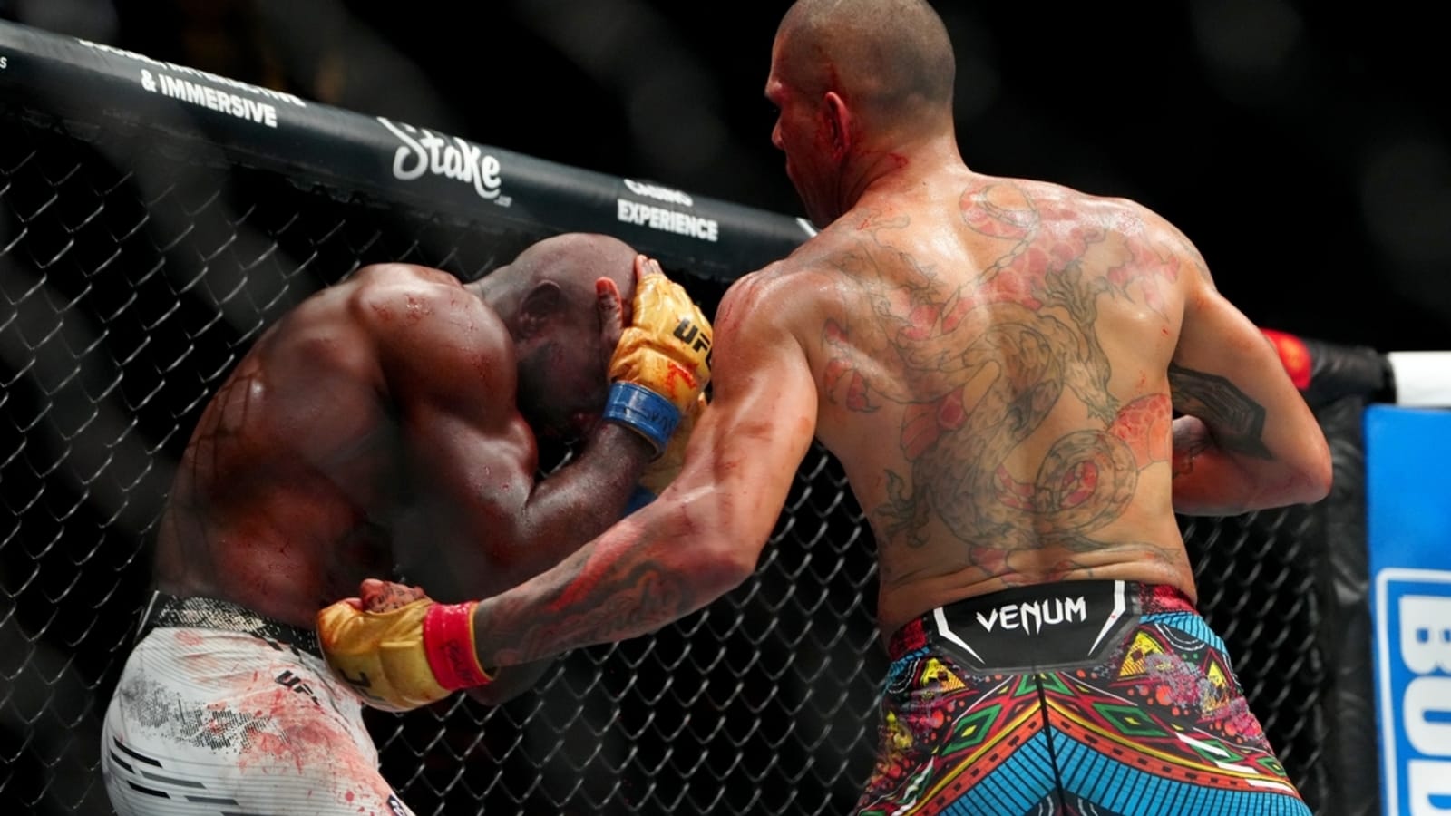 Defending champ Alex Pereira wins by TKO at UFC 307