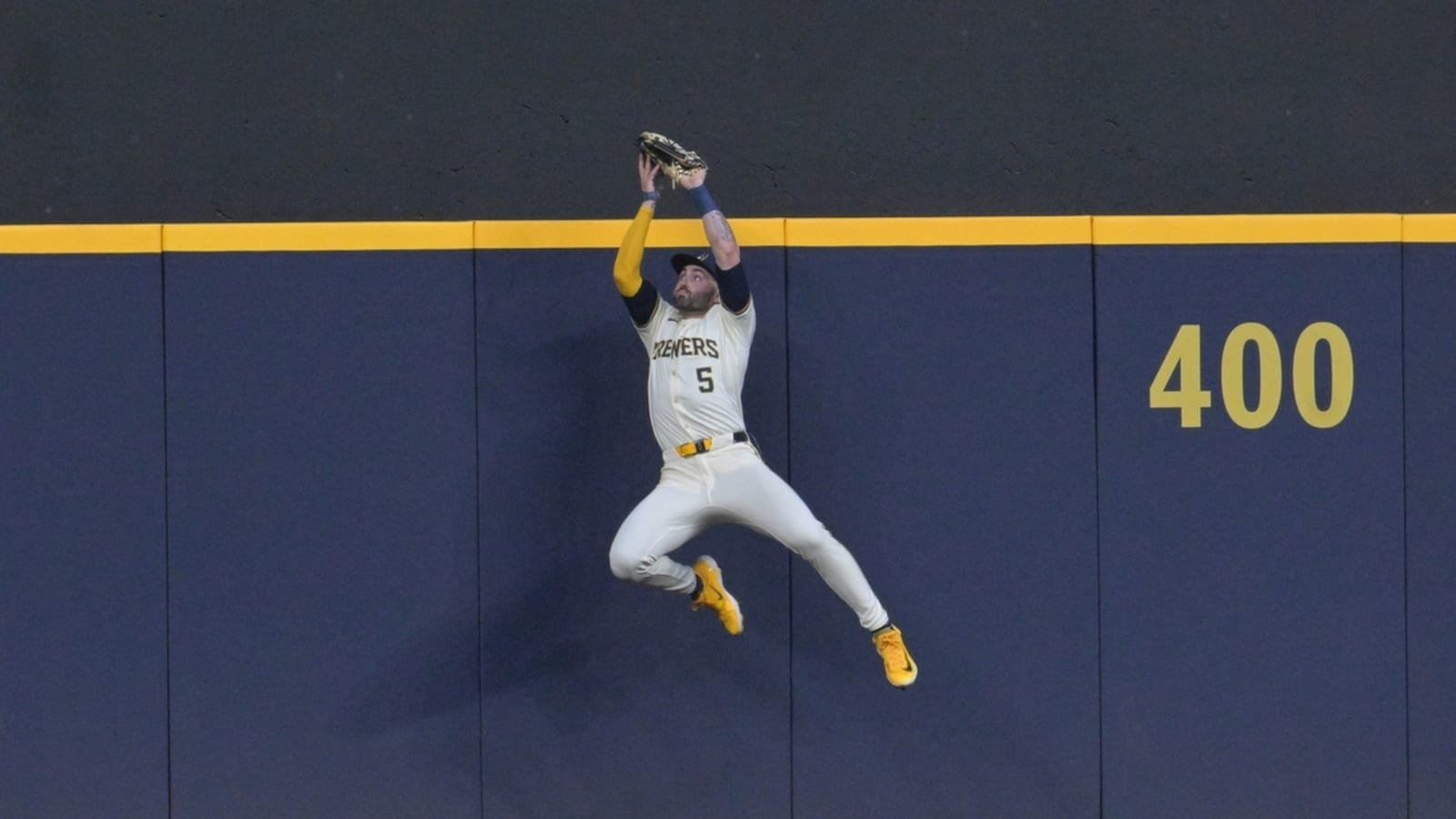 Brewers capitalize on Braves&#39; mistakes to win opener