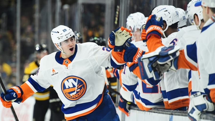 Islanders sign D Alexander Romanov to 8-year extension