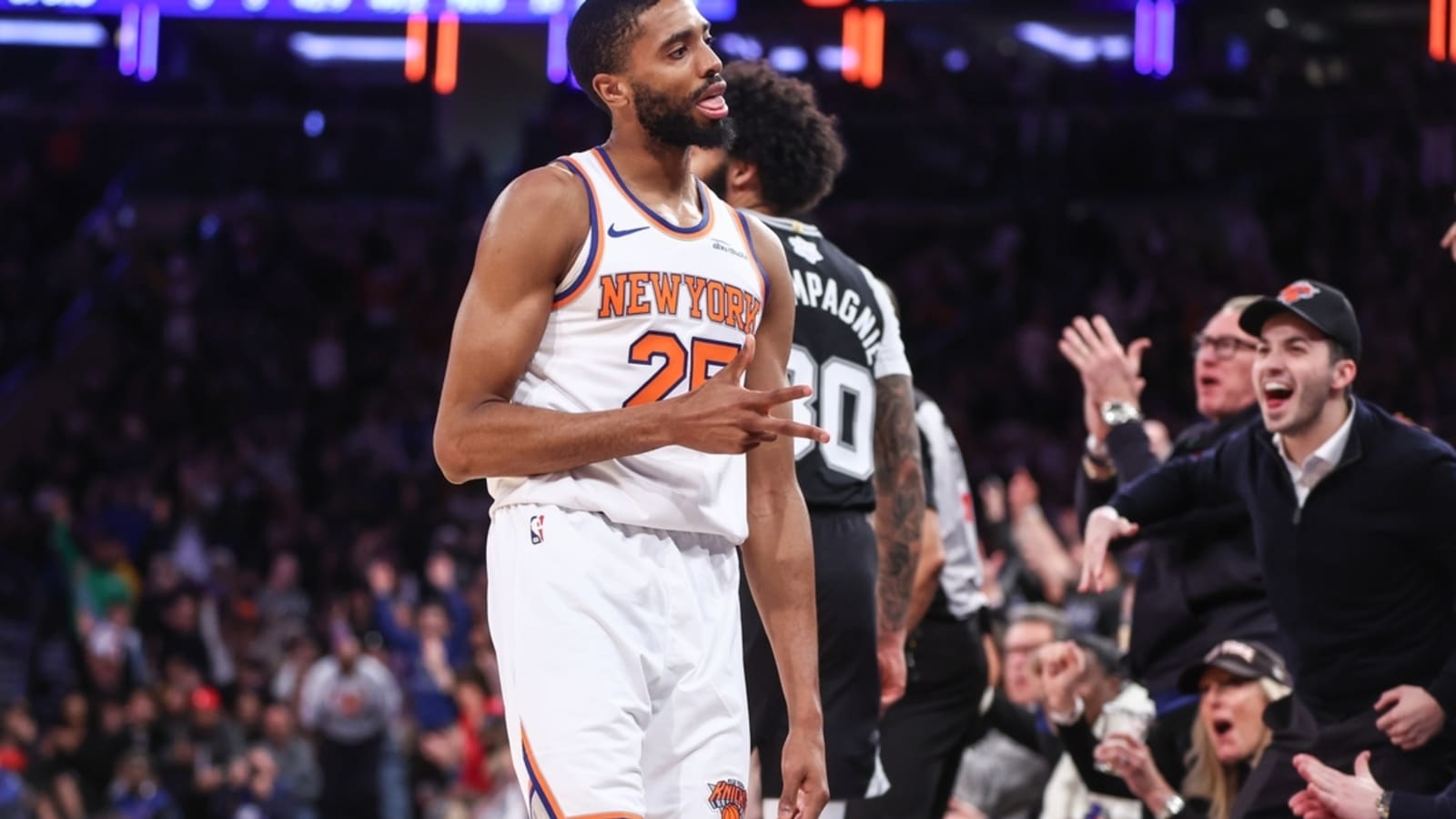 Mikal Bridges helps Knicks hold off Spurs 117-114