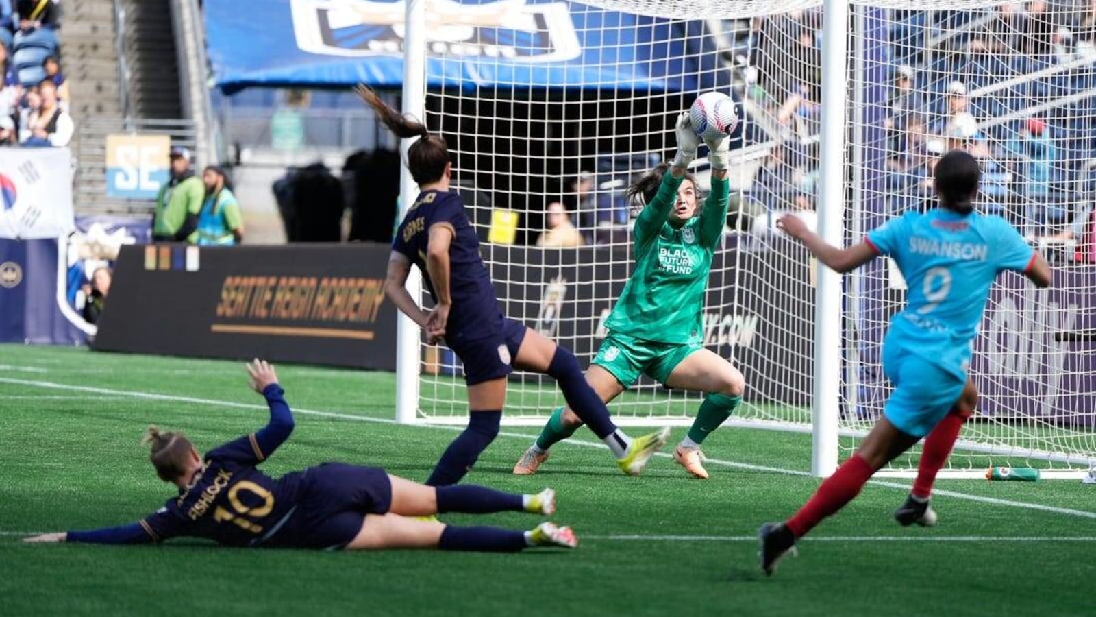 Mallory Swanson carries Red Stars over Reign