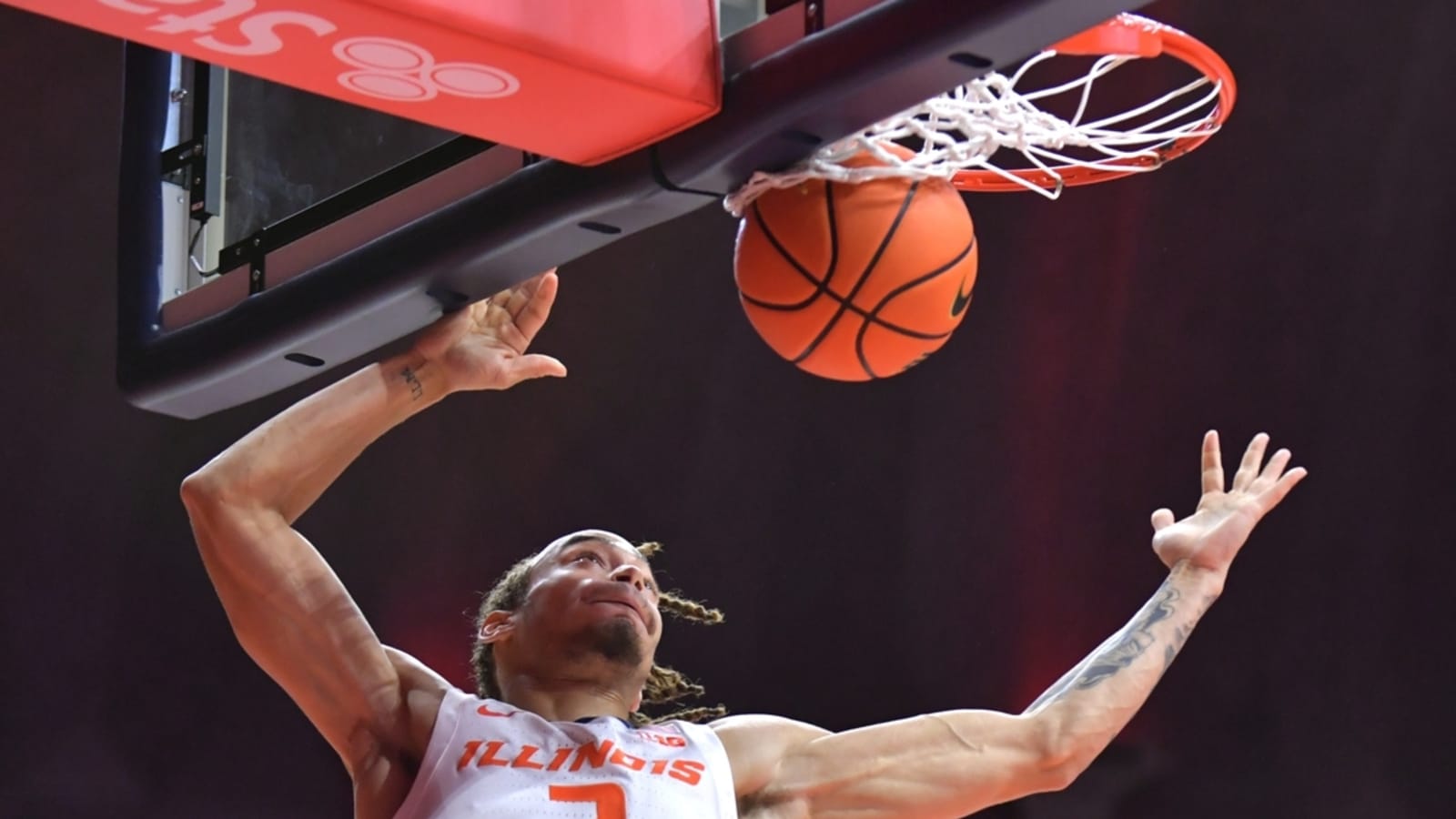 Illinois stays unbeaten by pulling away from Oakland