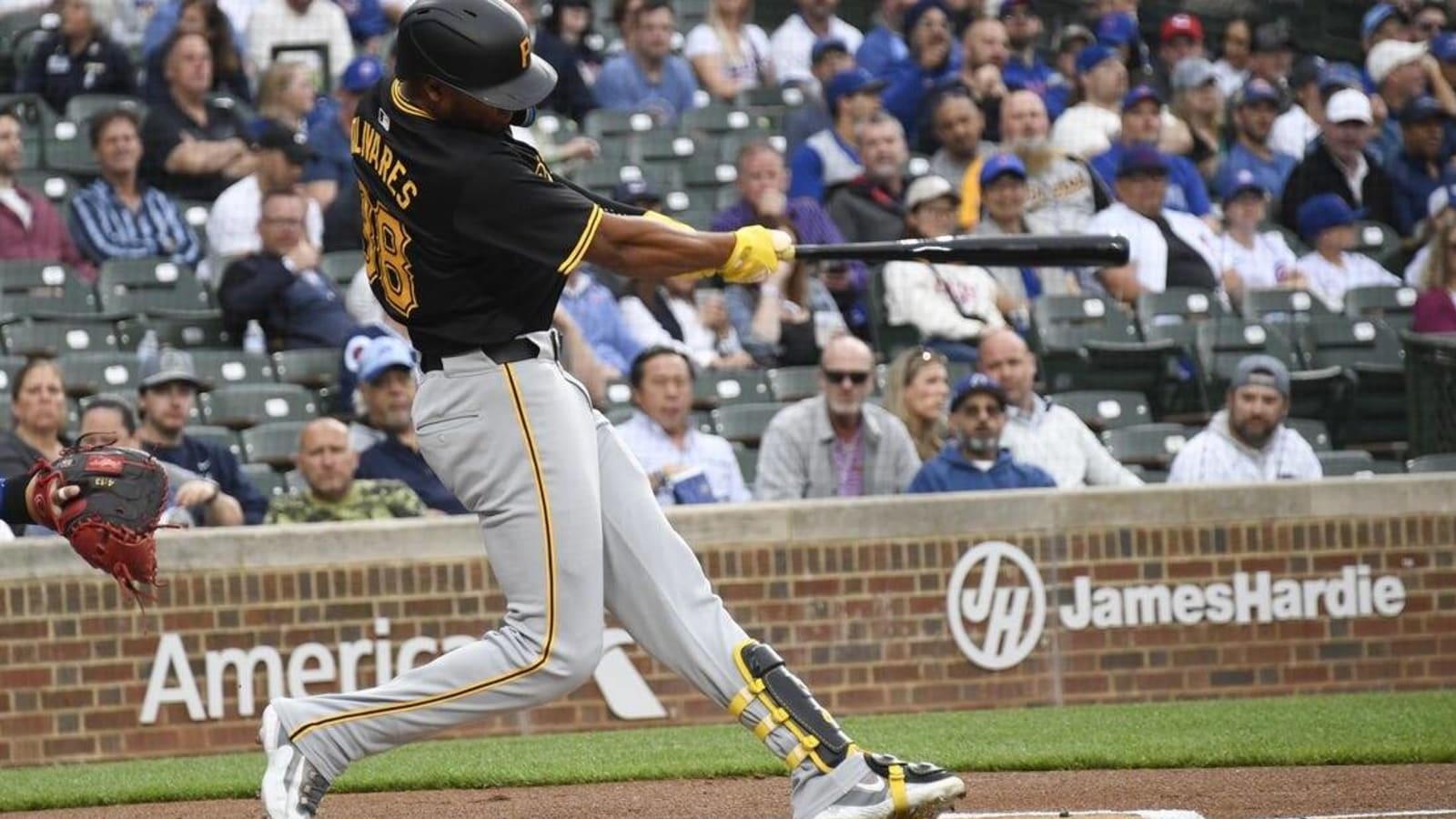 Pirates hold off Cubs in series opener