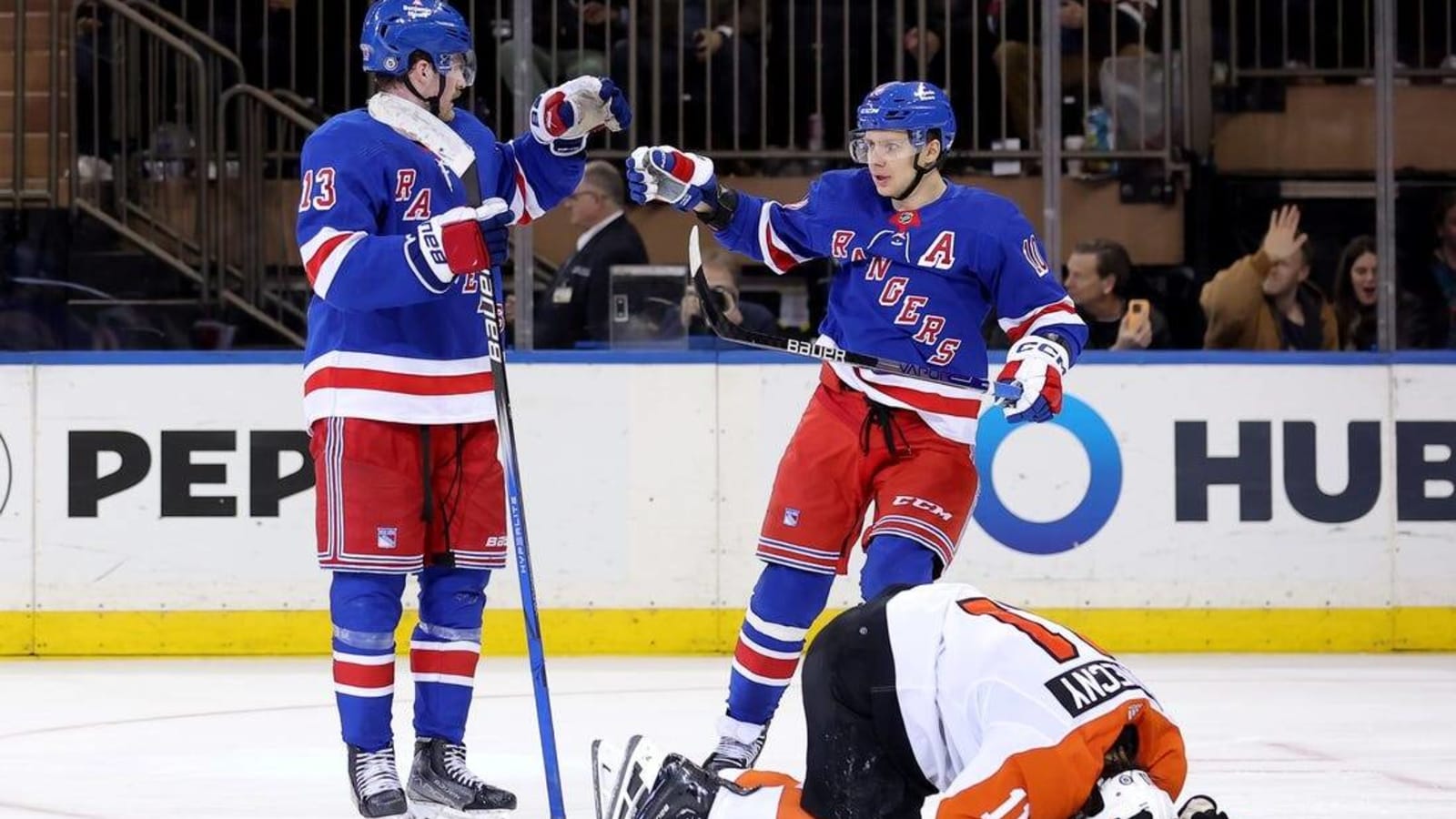 Rangers try to keep hold on division vs. slumping Flyers