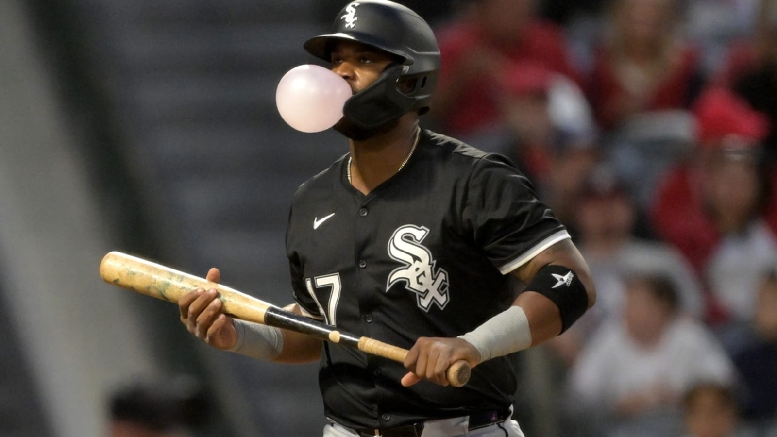Angels acquire C Chuckie Robinson from White Sox