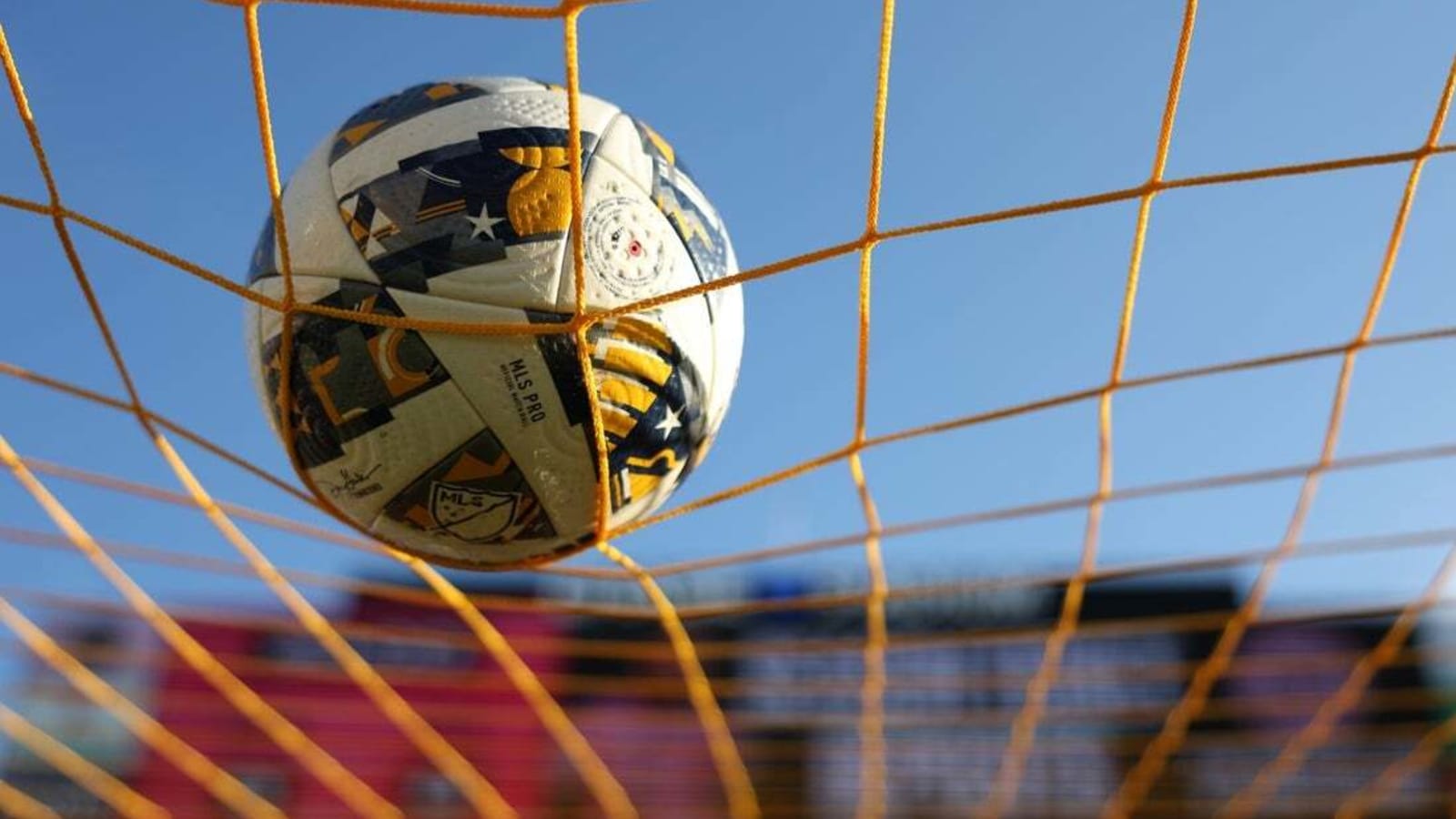 Dynamo acquire Colombian D Pablo Ortiz on loan
