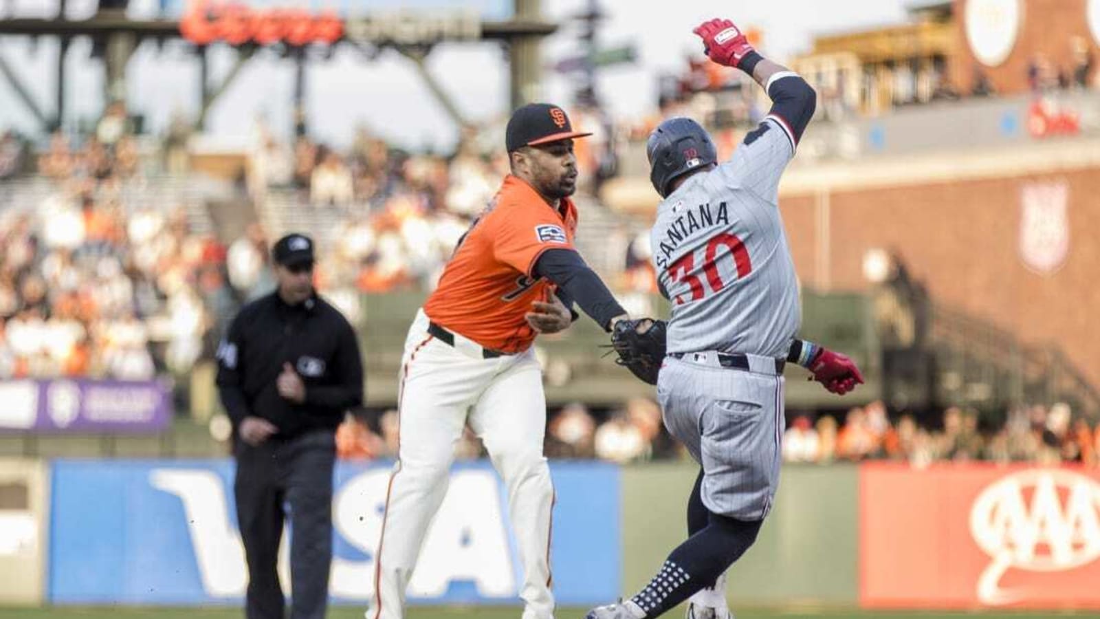 Brett Wisely&#39;s single, double, triple lift Giants past Twins