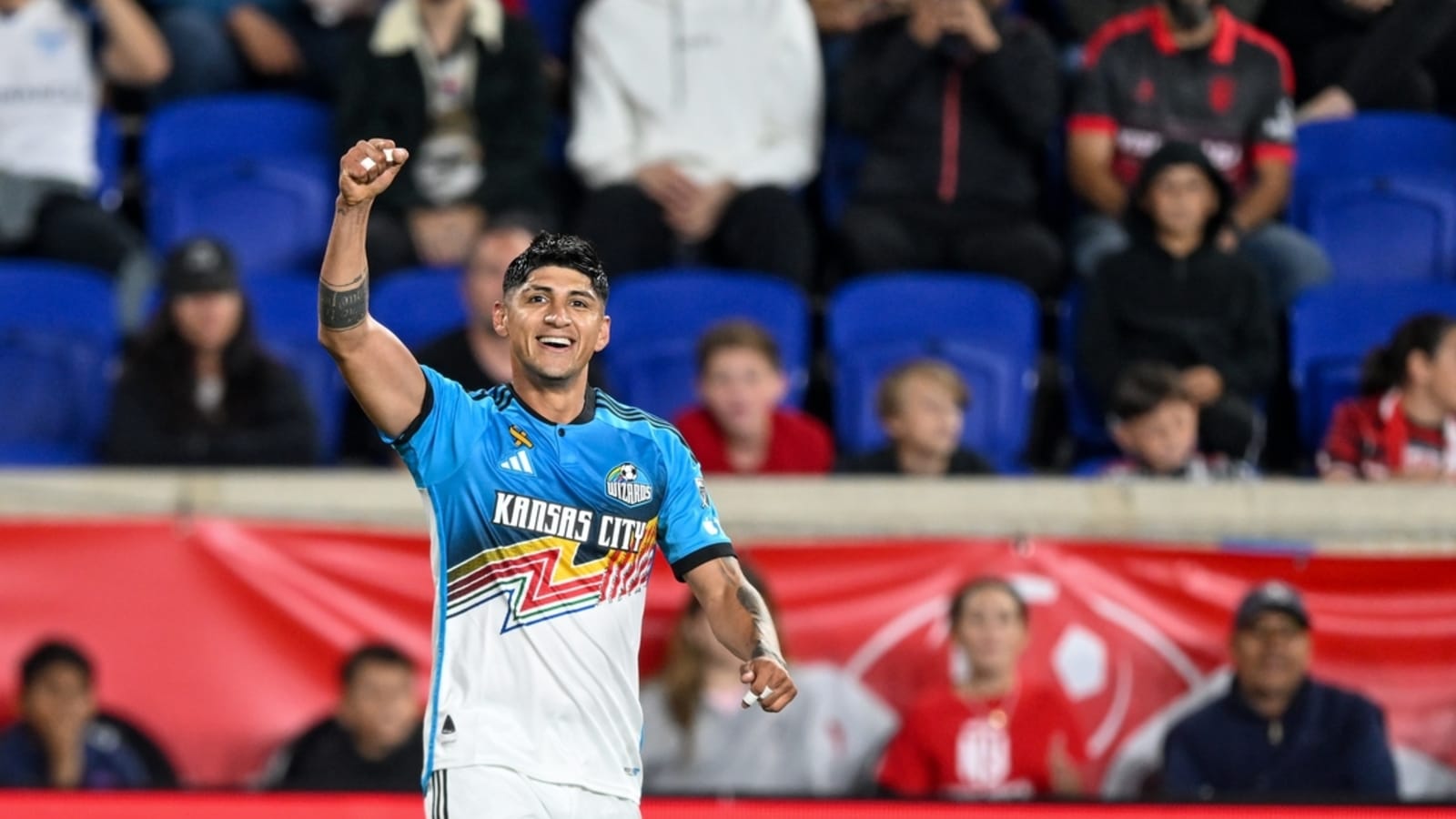 Sporting KC transfer F Alan Pulido to Mexico&#39;s Chivas