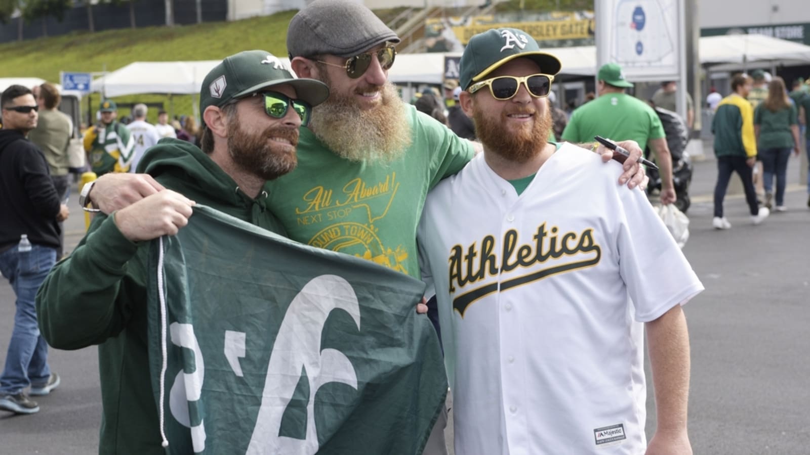 Athletics edge Rangers in raucous Oakland farewell
