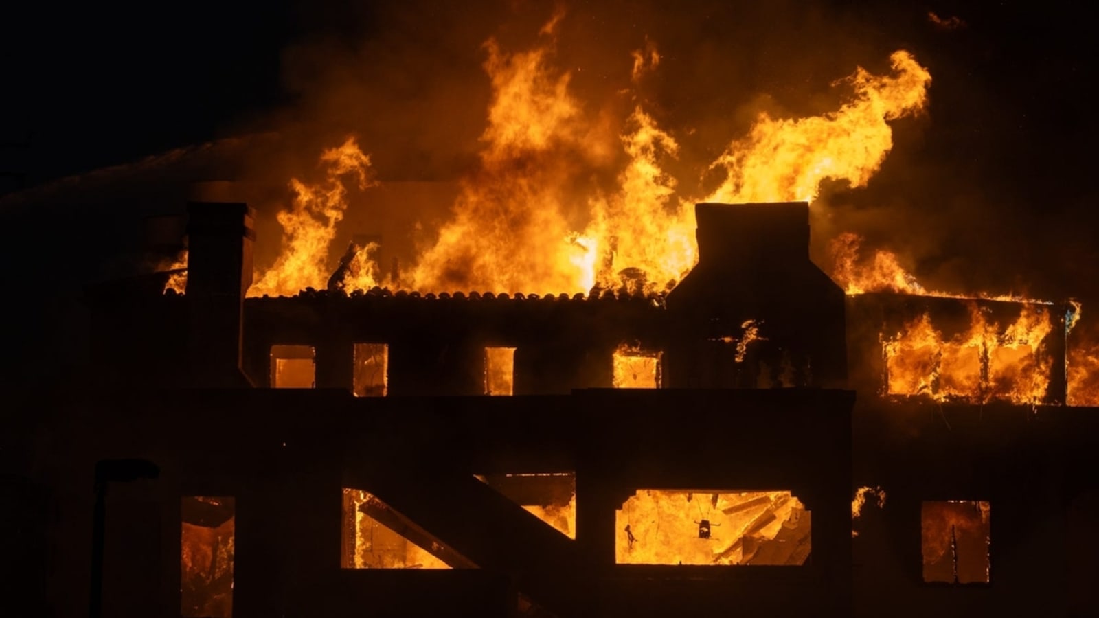 With wildfires as backdrop, Lakers set to host Hornets