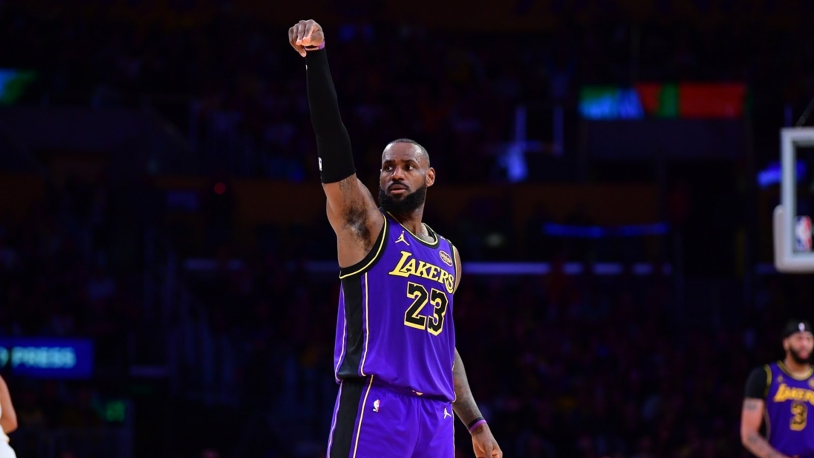 Building momentum, Lakers take aim at banged-up Rockets