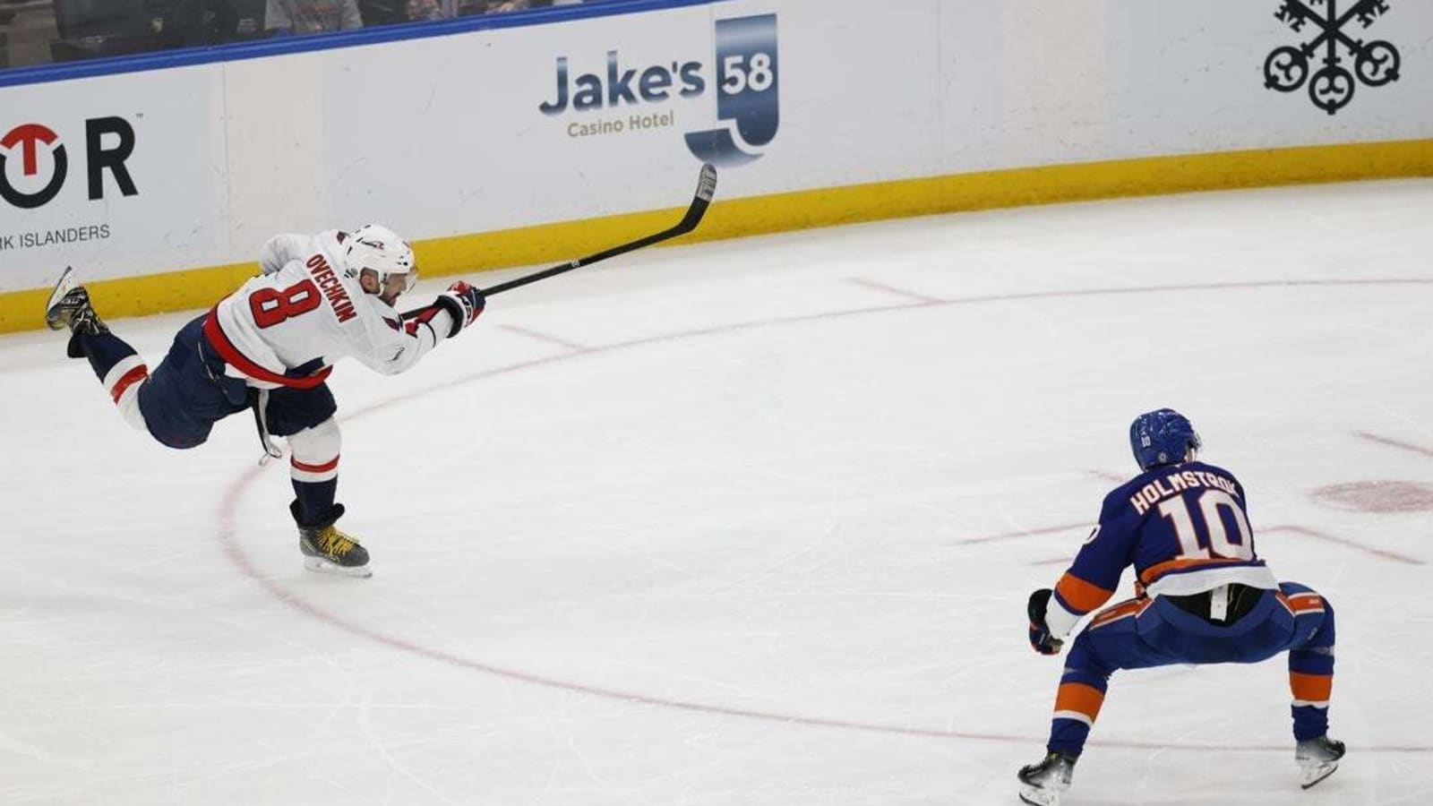 Alex Ovechkin nets goal No. 895, breaks Wayne Gretzky&#39;s record