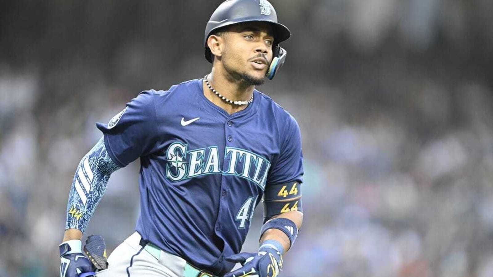 Mariners&#39; Julio Rodriguez suffers apparent right ankle injury