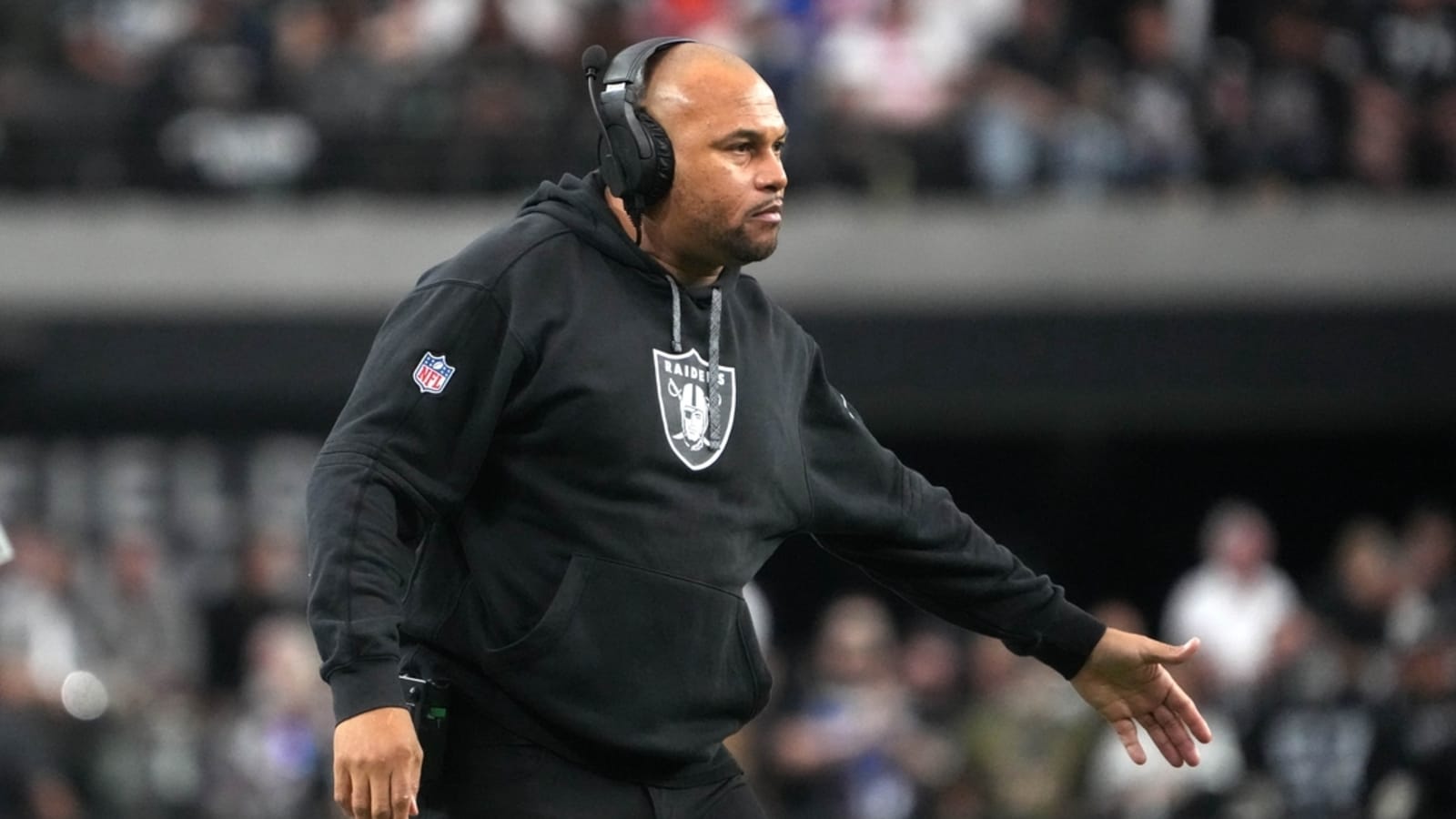 Antonio Pierce on future with Raiders: &#39;I&#39;m under contract&#39;