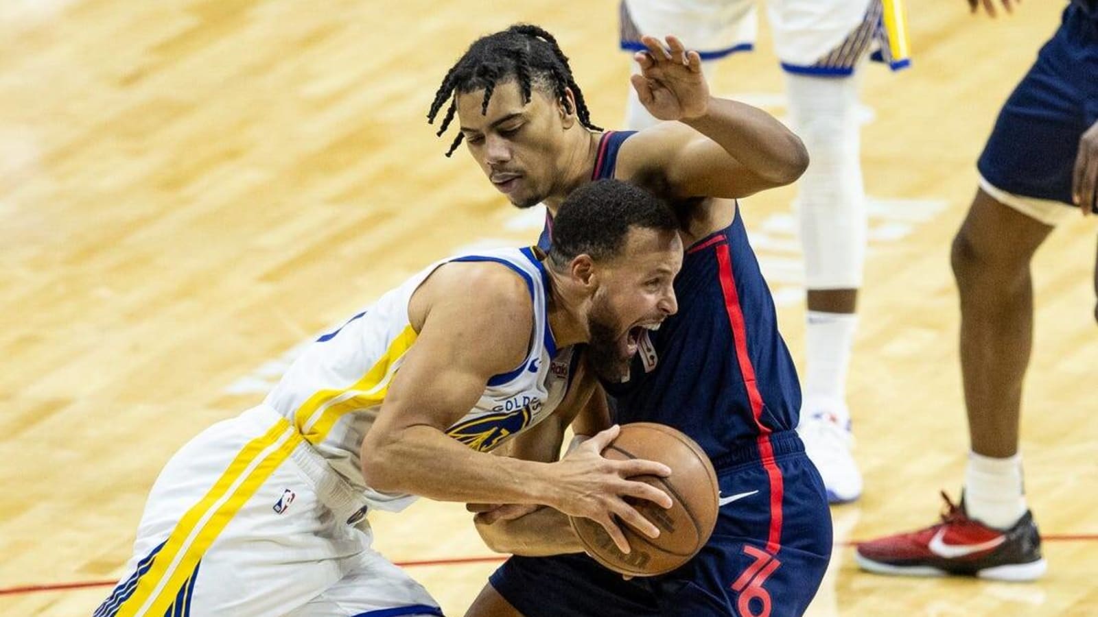 Warriors zip past scuffling 76ers