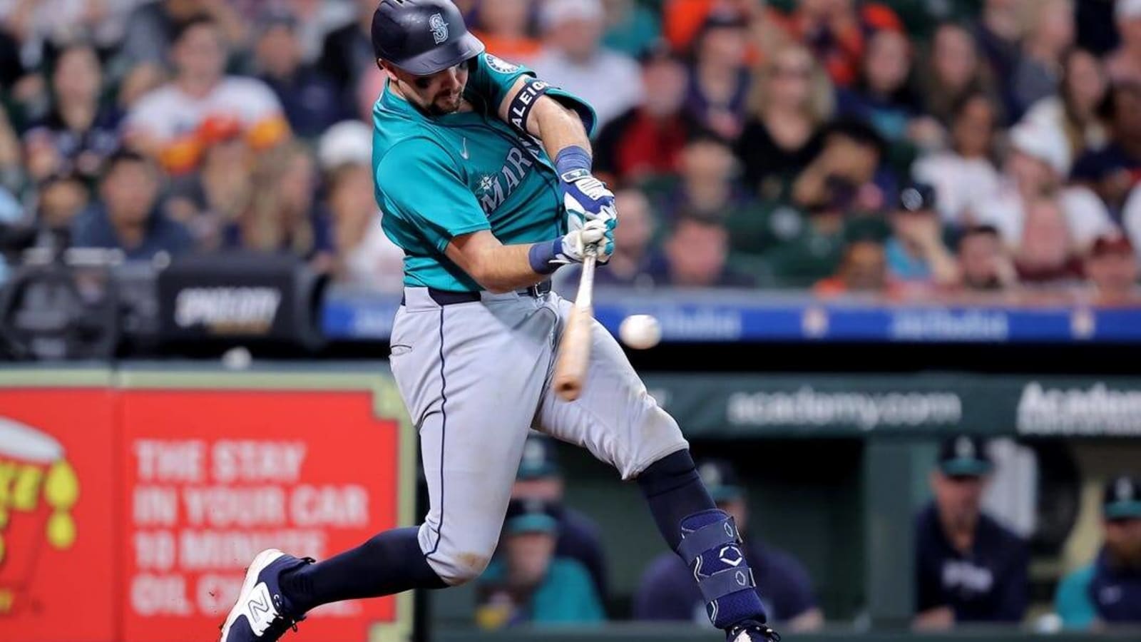 Cal Raleigh homers to lift Mariners past Astros