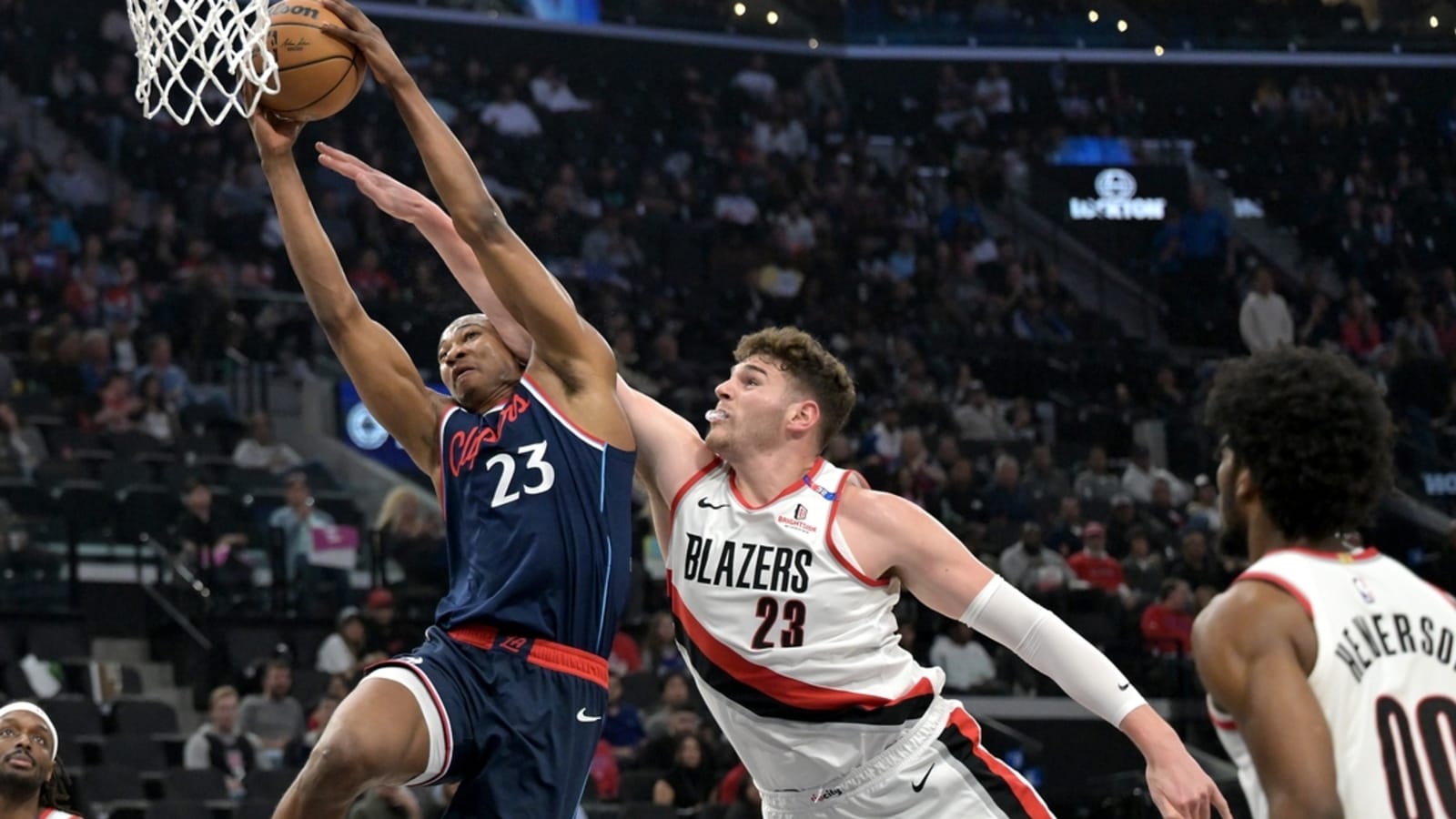 Deandre Ayton's late hoop boosts Blazers past Clippers