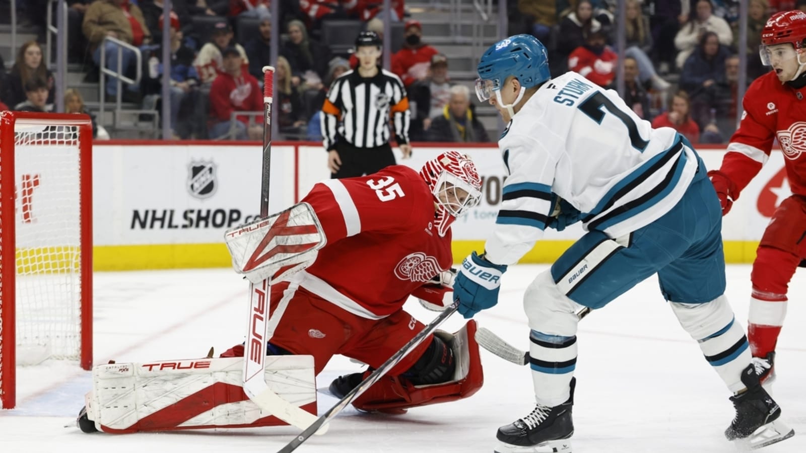 Sharks snap Red Wings&#39; seven-game winning streak