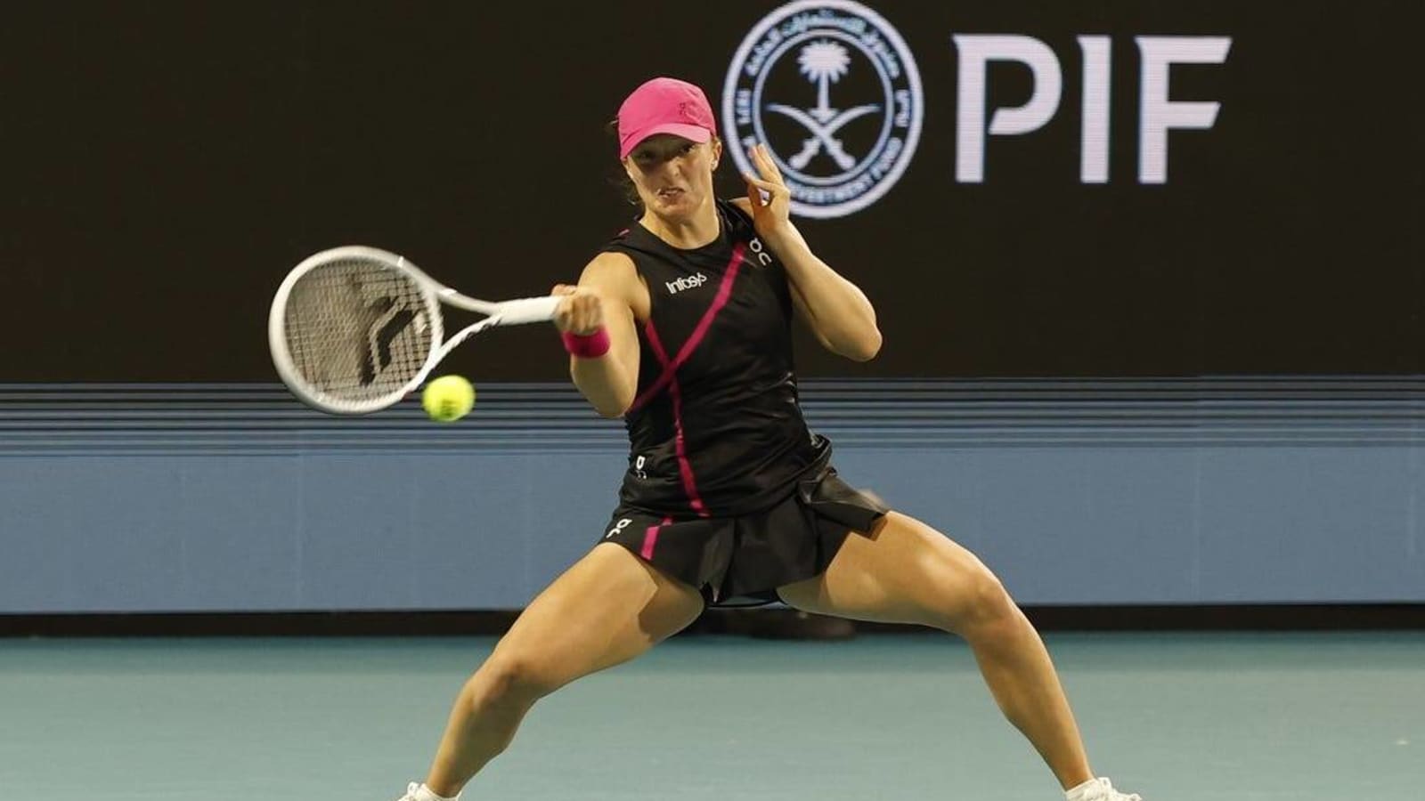 Iga Swiatek, Coco Gauff cruise at Roland Garros