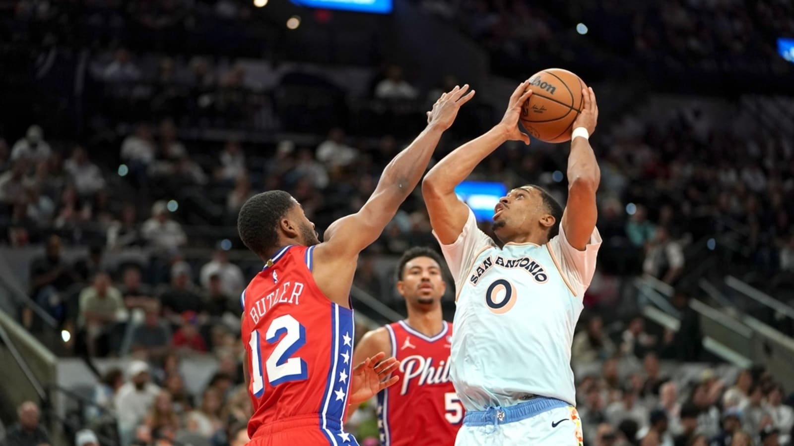 Spurs relinquish big lead, bounce back to beat Sixers