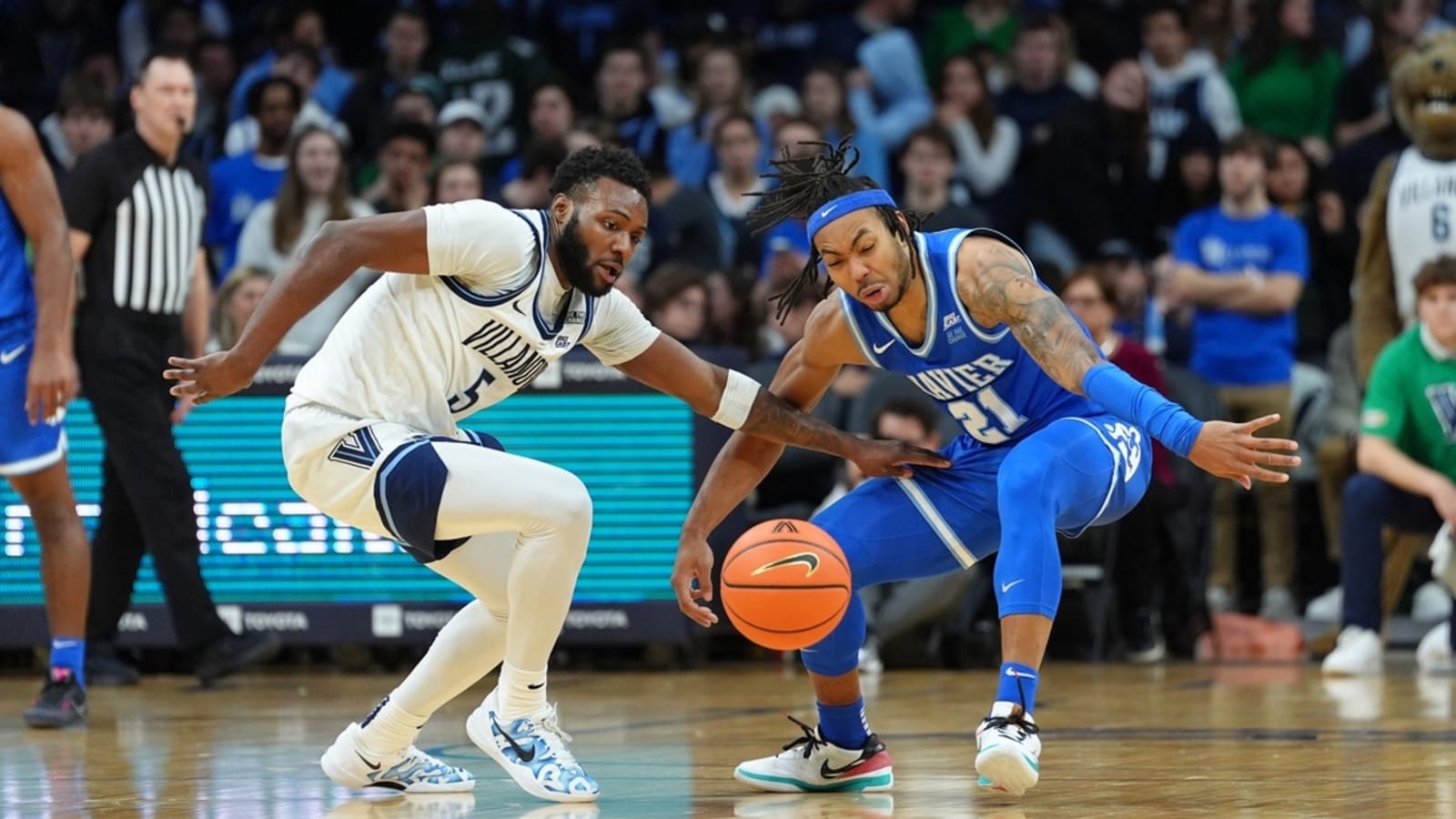 Eric Dixon takes charge after halftime as Villanova tops Xavier