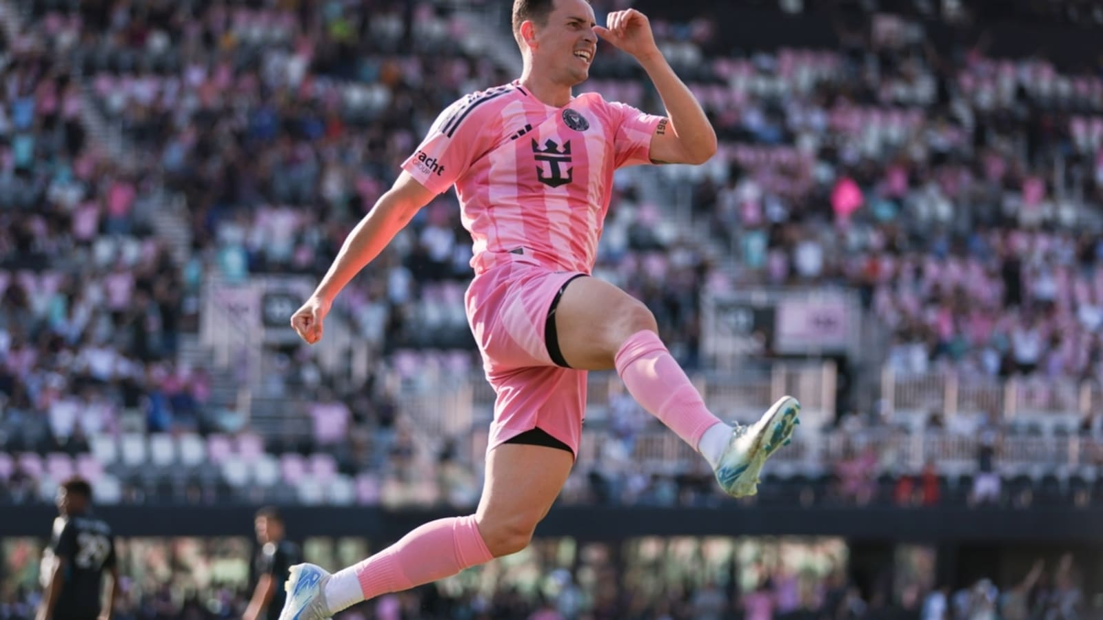 Tadeo Allende&#39;s goal lifts short-handed Inter Miami past Charlotte