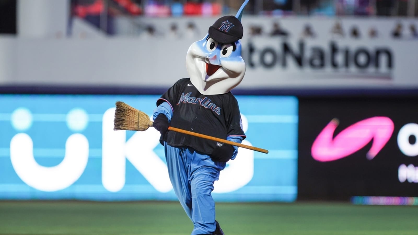 Report: Marlins overhaul operation, to replace 70-plus staffers