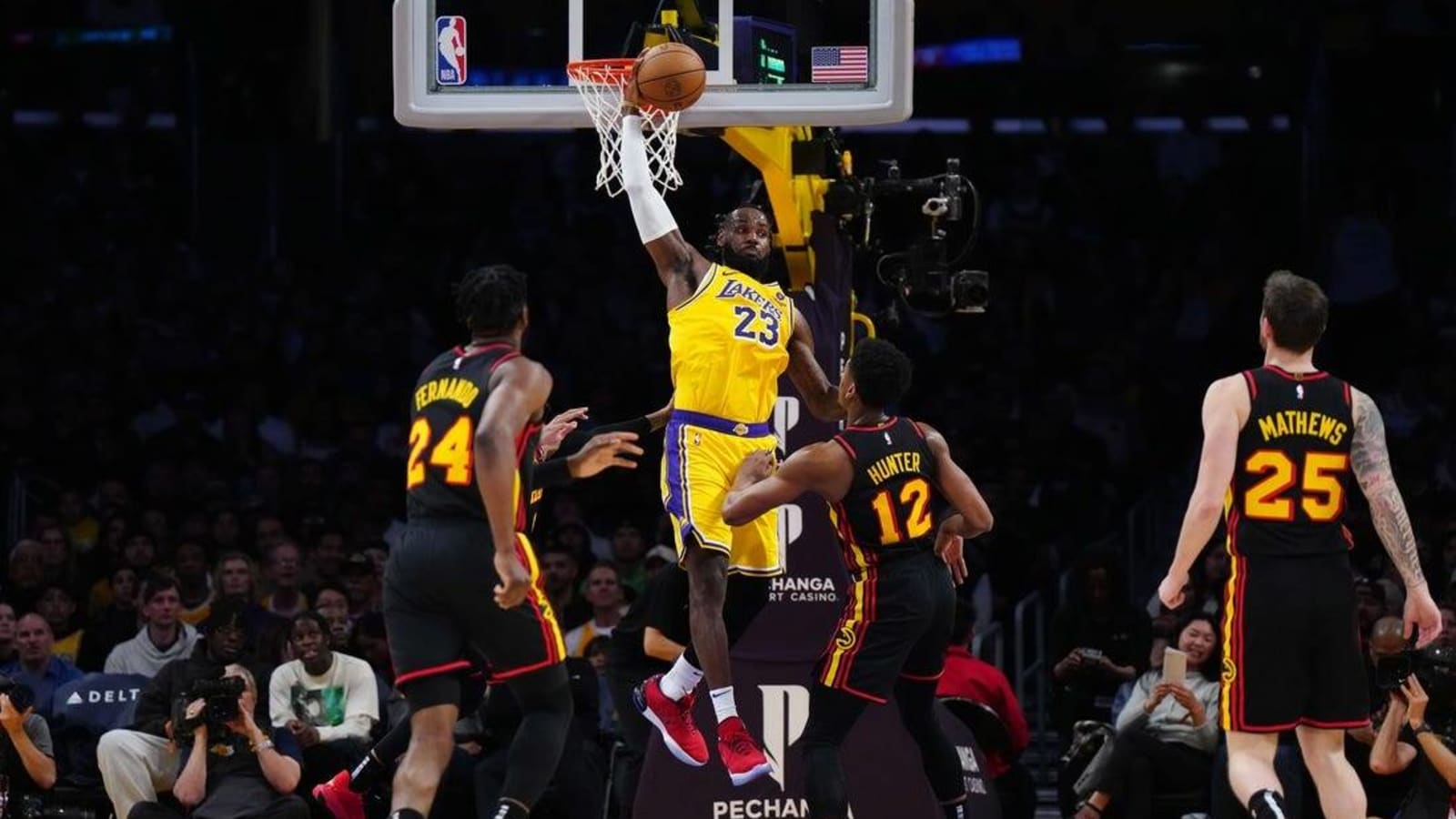 D’Angelo Russell,LeBron James carry Lakers past Hawks