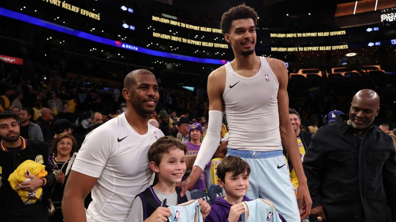 Spurs stars bring smile to JJ Redick&#39;s kids after fire