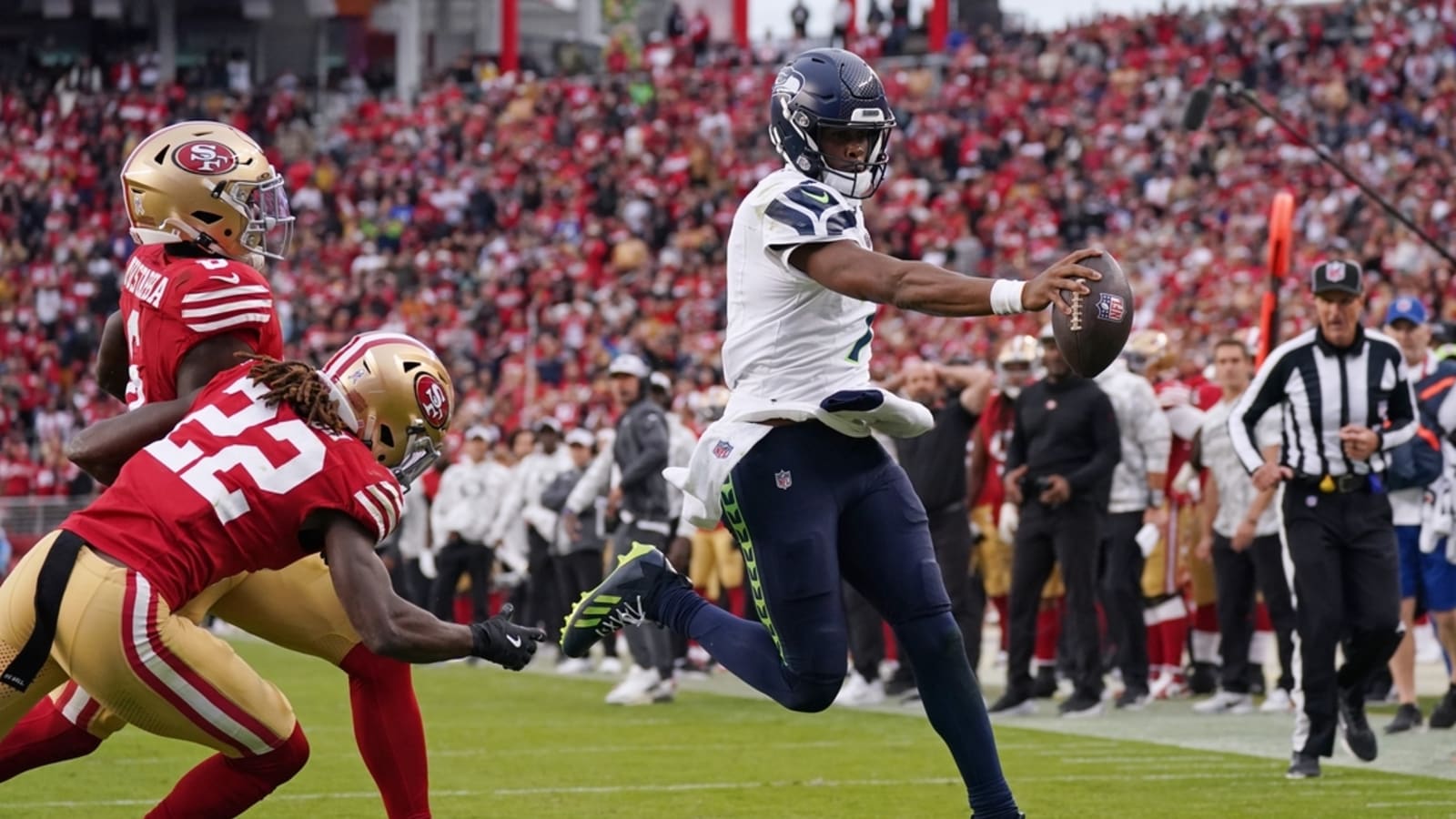 Geno Smith&#39;s late TD run lifts Seahawks over 49ers