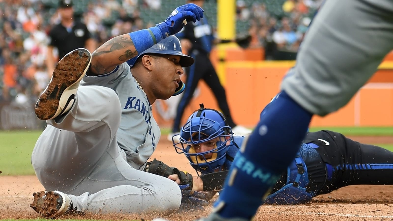 Royals pile on Tigers to win fifth straight